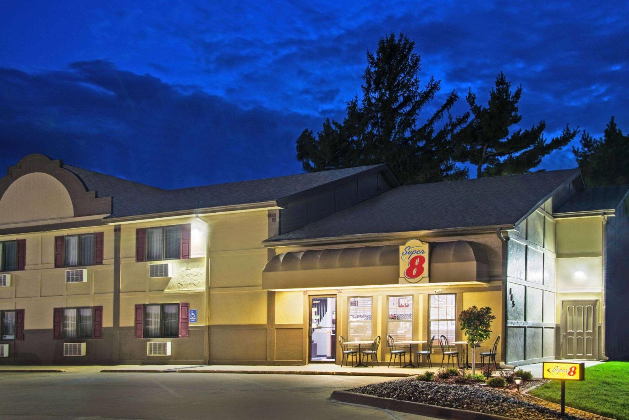 Super 8 By Wyndham Pella Motel Exterior photo